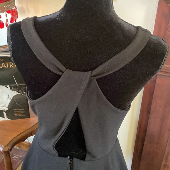 🦊Lulus darling halter dress. Lined in bottom half. - Picture 6 of 8